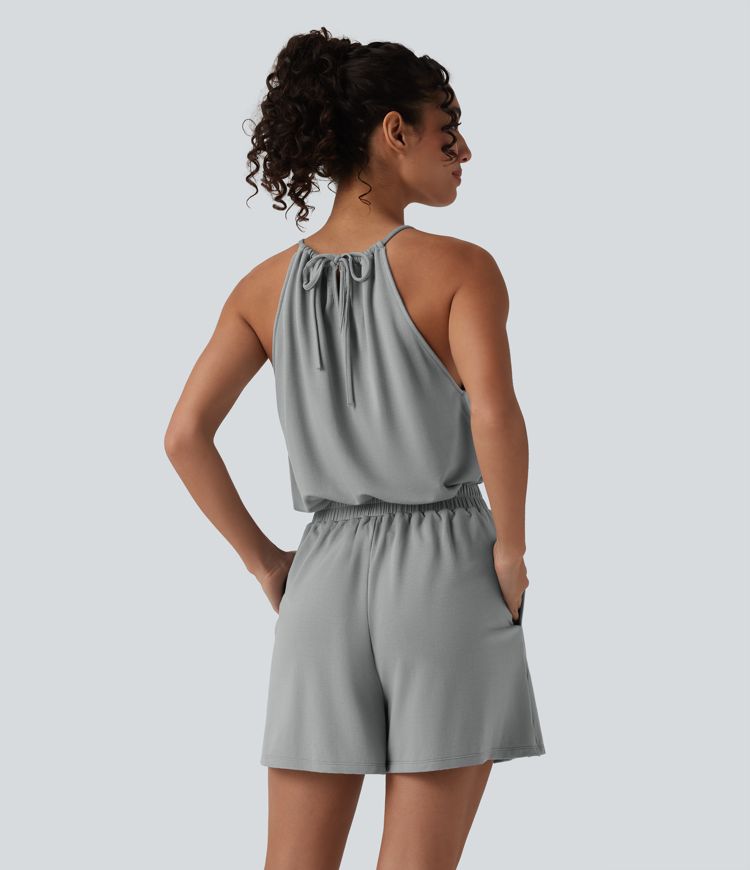 Plissierter, ärmelloser Jumpsuit mit Neckholder, Seitentaschen und Bindebändern hinten - Easy Peezy