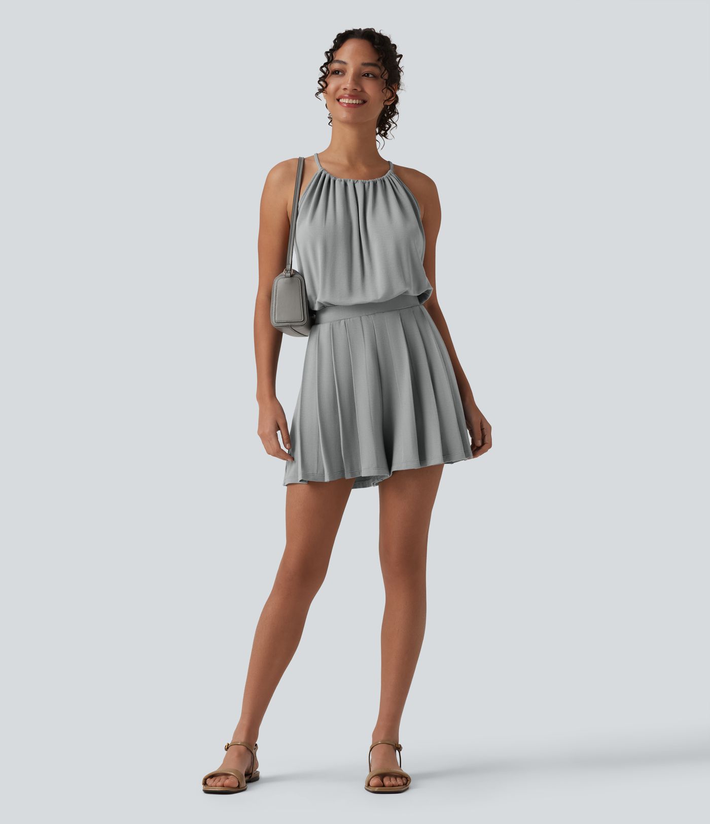 Plissierter, ärmelloser Jumpsuit mit Neckholder, Seitentaschen und Bindebändern hinten - Easy Peezy