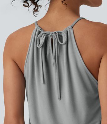 Plissierter, ärmelloser Jumpsuit mit Neckholder, Seitentaschen und Bindebändern hinten - Easy Peezy