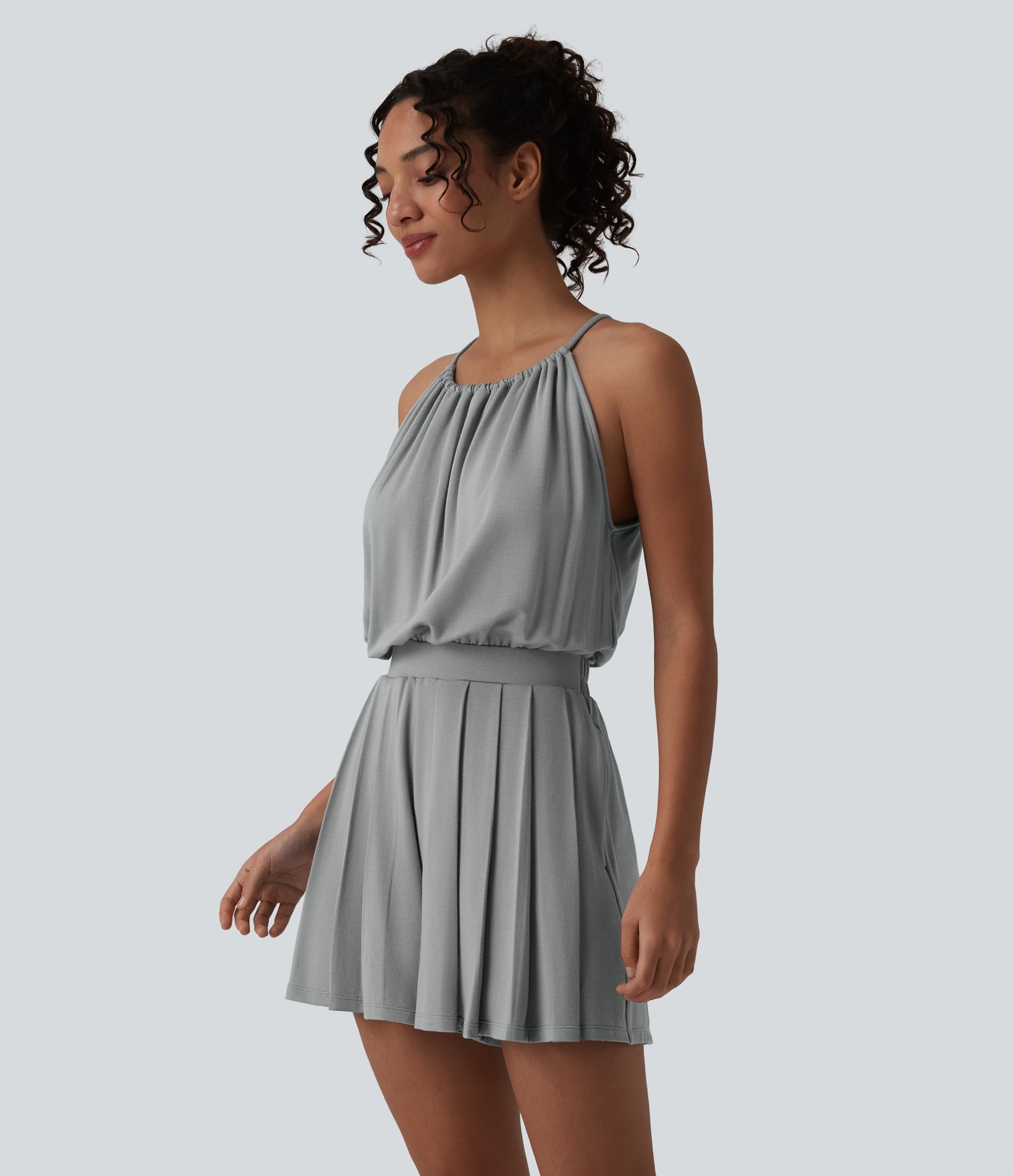 Plissierter, ärmelloser Jumpsuit mit Neckholder, Seitentaschen und Bindebändern hinten - Easy Peezy