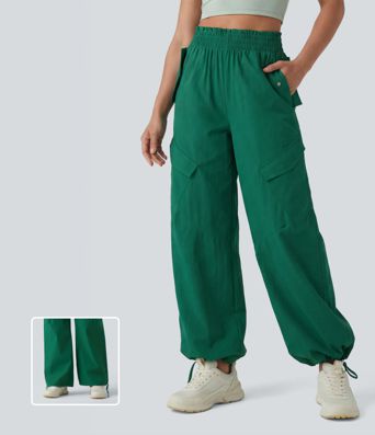 Pantaloni cargo da allenamento a vita alta con orlo a onde e tasche.