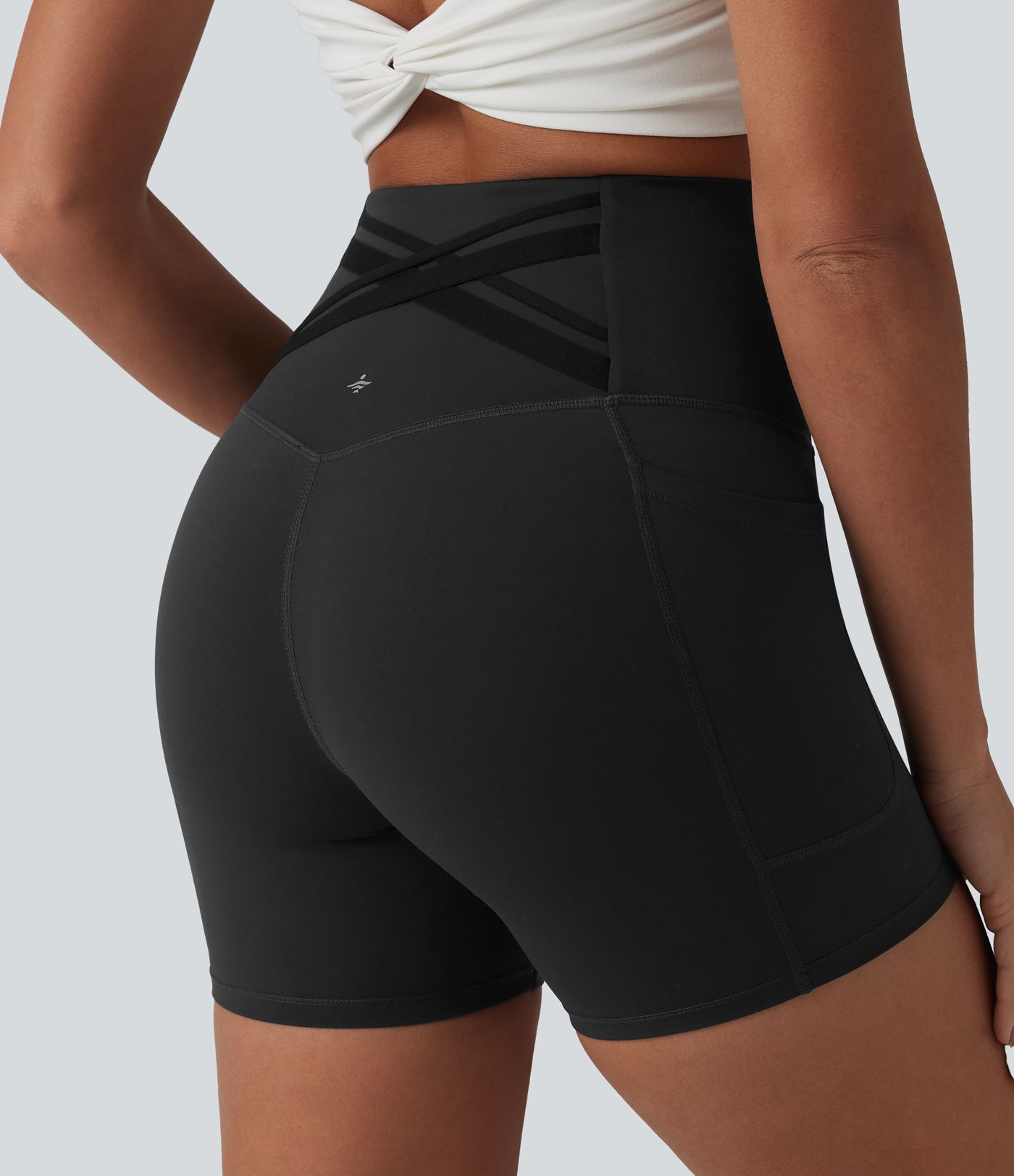 Halara Ultrasculpt™ shorts tipo biker para correr, de talle alto con control abdominal, espalda cruzada, 5'' con bolsillos Halara Ultrasculpt™ shorts tipo biker para correr, de talle alto con control abdominal, espalda cruzada, 5'' con bolsillos