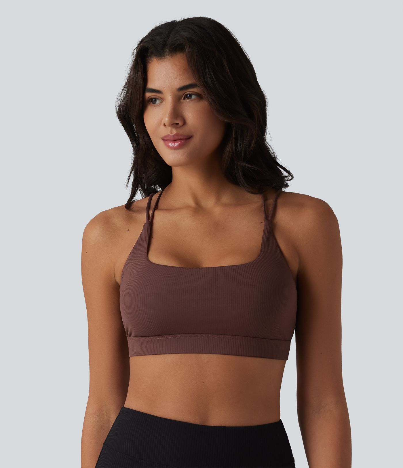 Yoga-Sport-BH aus geripptem Strick mit leichtem Support, eckigem Ausschnitt und integriertem BH - UPF40+