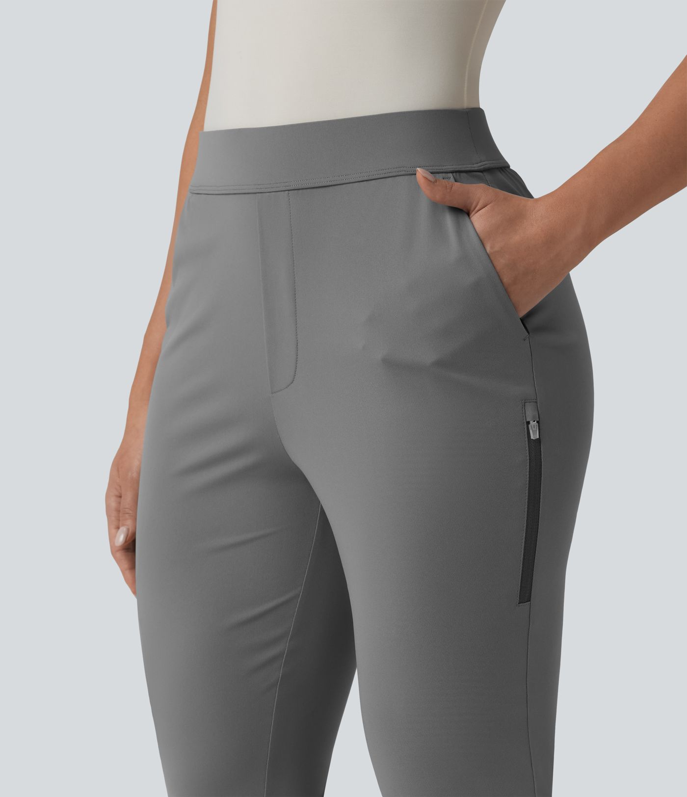 Schmal zulaufende Golfhose mit hohem Bund und mehreren Taschen