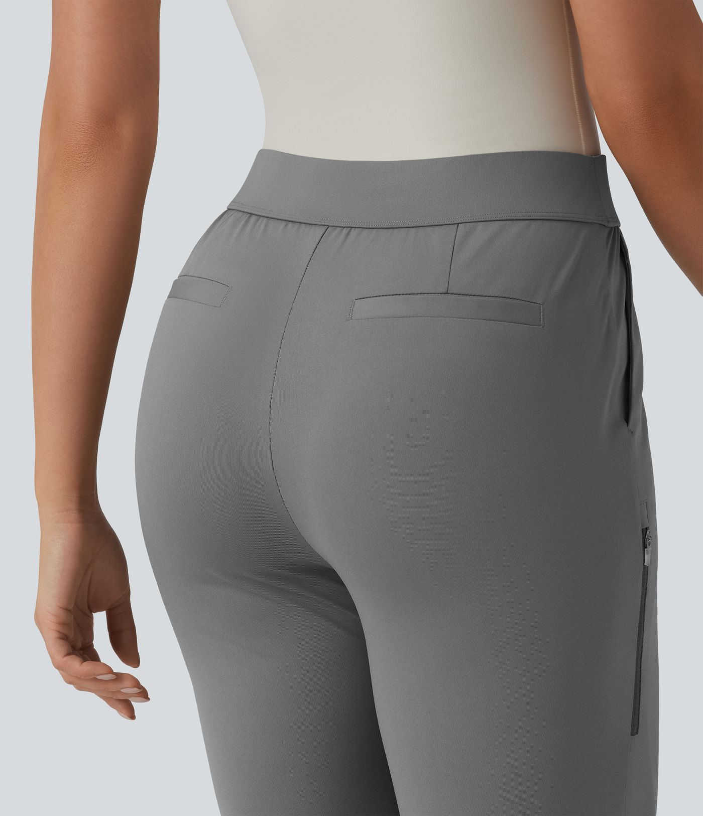 Schmal zulaufende Golfhose mit hohem Bund und mehreren Taschen