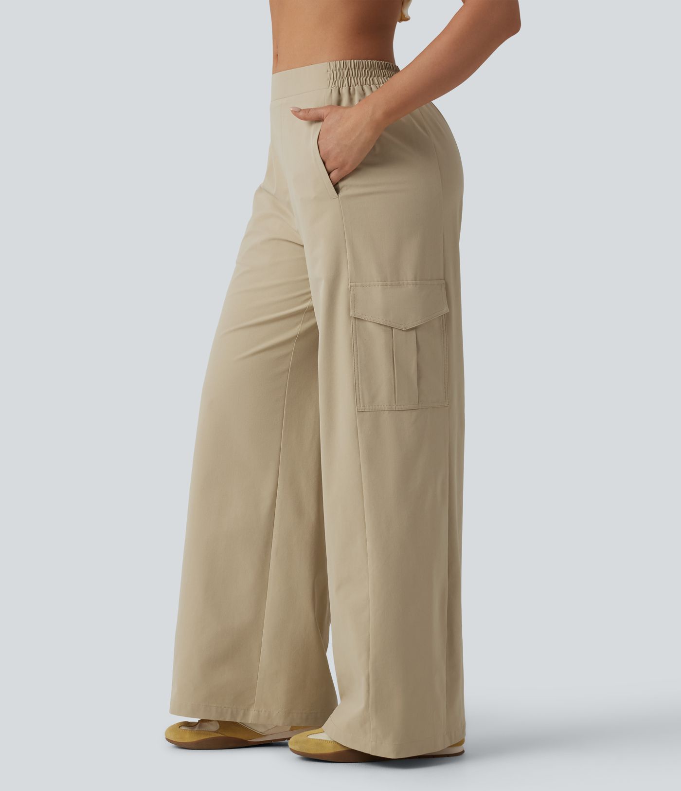 Casual cargo pants in stretch poplin, mid-rise waist, wide leg with pockets