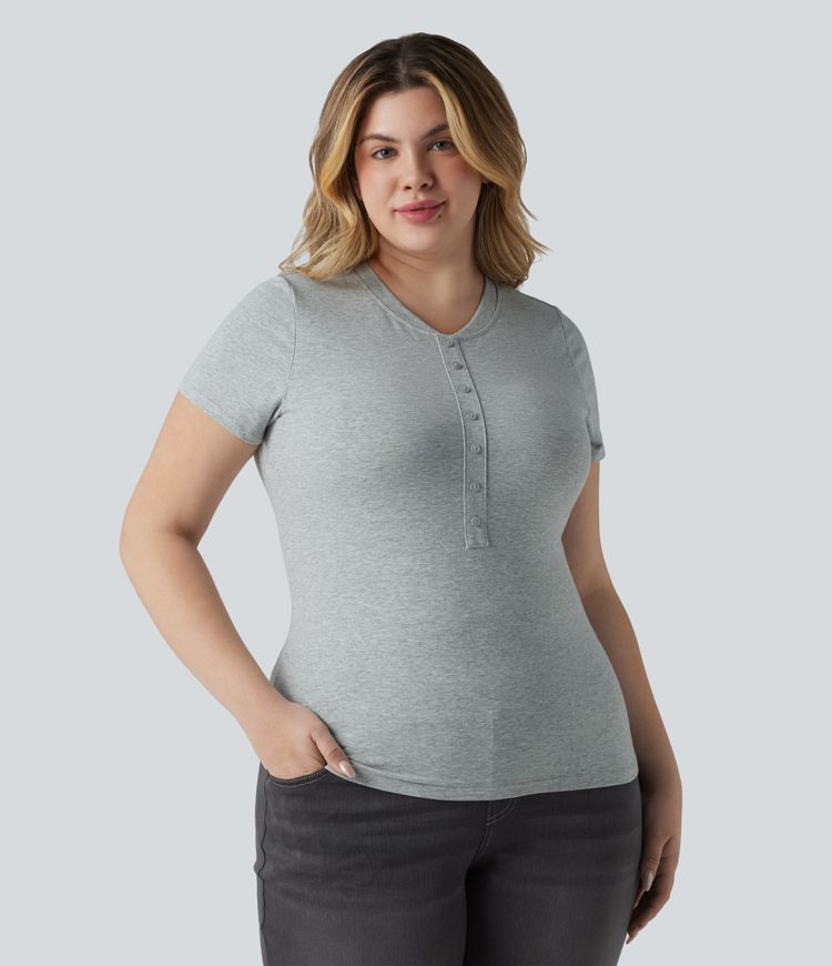 Urban Mist Halara Cotton Jersey - Lässiges T-Shirt aus Baumwolle mit Henley-Ausschnitt und kurzen Ärmeln - Plus-Size, ultra-slim / 1