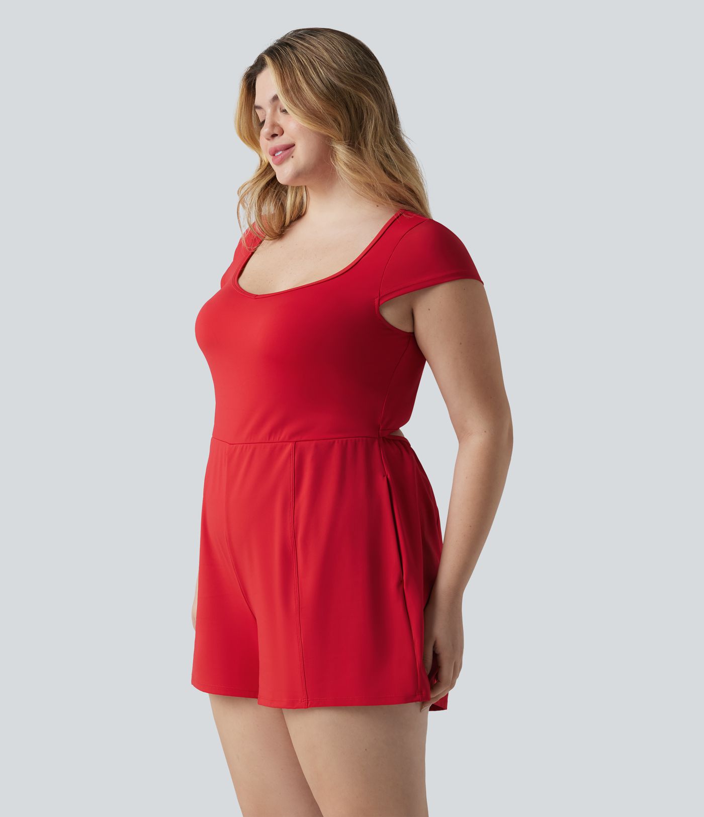 Talla grande SoftlyZero™ ligero y aireado, escote en U, mangas cortas que cubren el hombro, tacto fresco, mono de yoga con bolsillos — Edición Easy Peezy