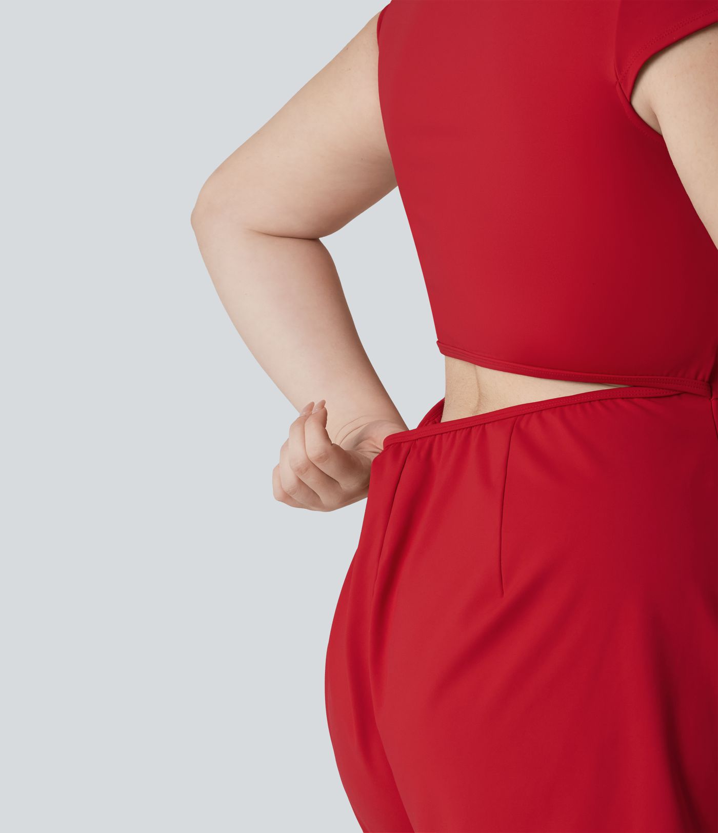 Talla grande SoftlyZero™ ligero y aireado, escote en U, mangas cortas que cubren el hombro, tacto fresco, mono de yoga con bolsillos — Edición Easy Peezy