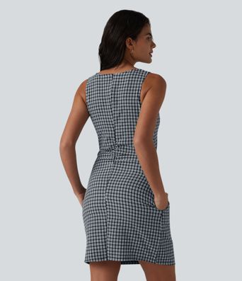 Casual, sleeveless mini dress with boat neck, side pockets and check pattern