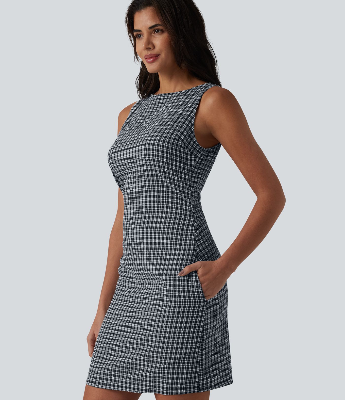 Casual, sleeveless mini dress with boat neck, side pockets and check pattern