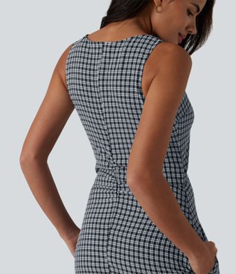 Casual, sleeveless mini dress with boat neck, side pockets and check pattern