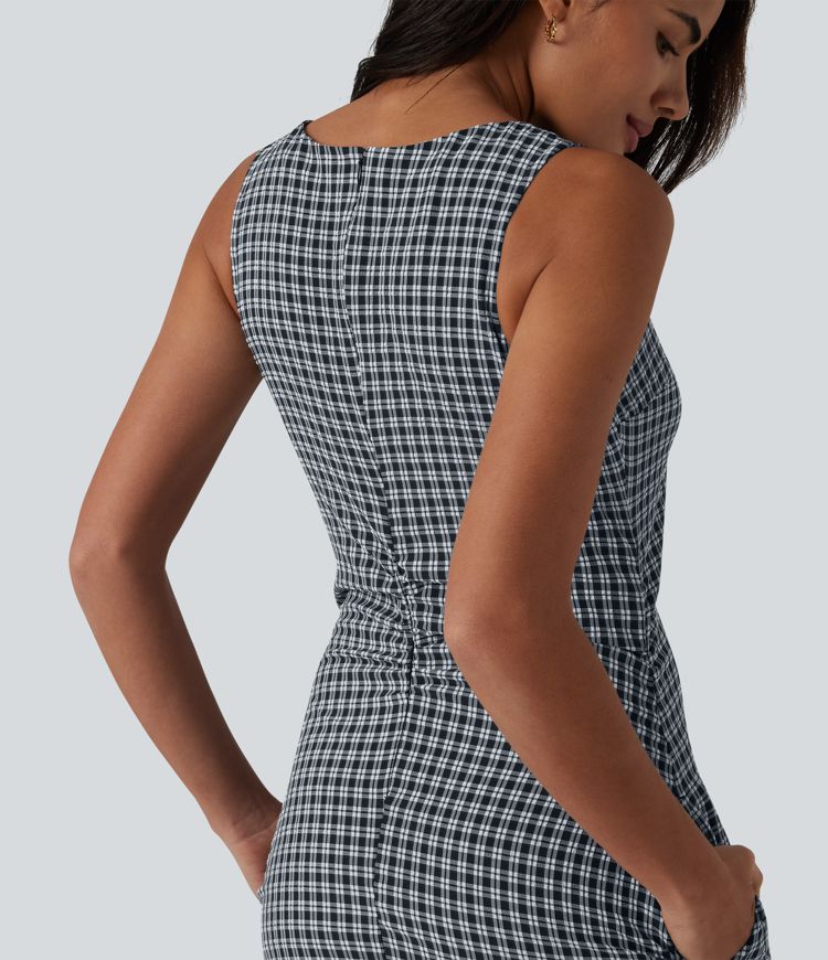 Casual, sleeveless mini dress with boat neck, side pockets and check pattern