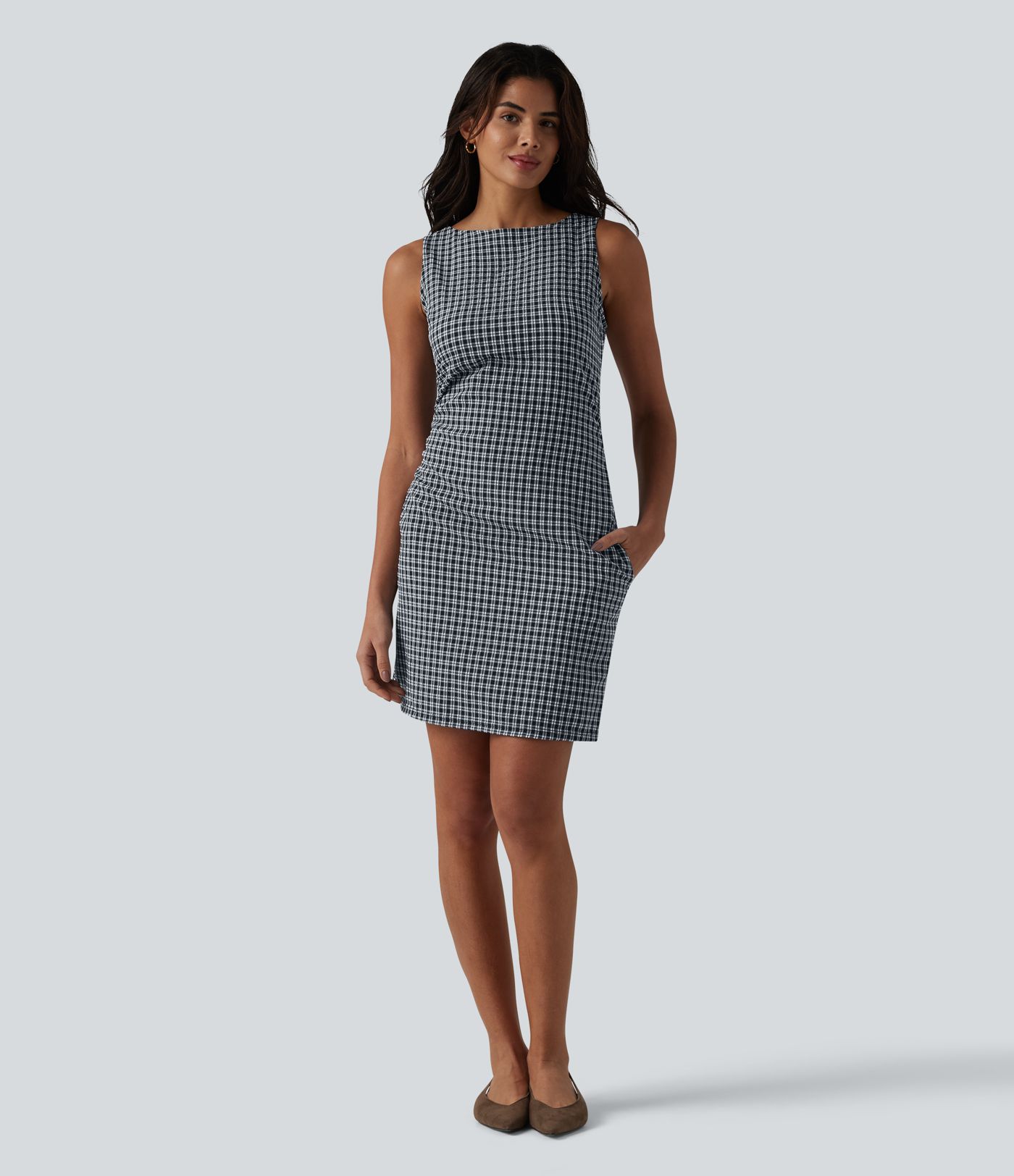 Casual, sleeveless mini dress with boat neck, side pockets and check pattern