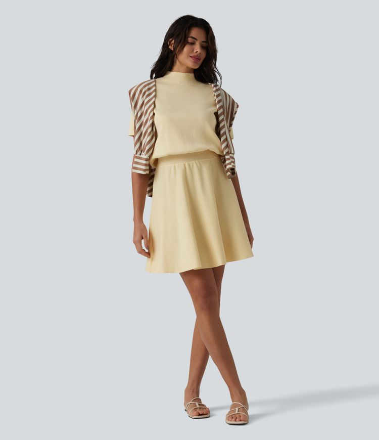 Robe-pull mini évasée à col montant et manches courtes, style décontracté.