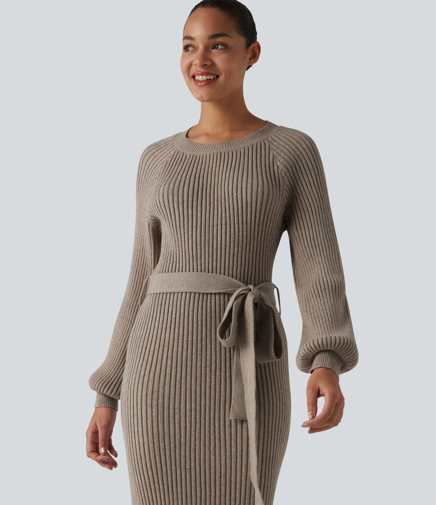 Ležérne midi svetrové šaty s okrúhlym výstrihom, dlhými rukávmi a opaskom