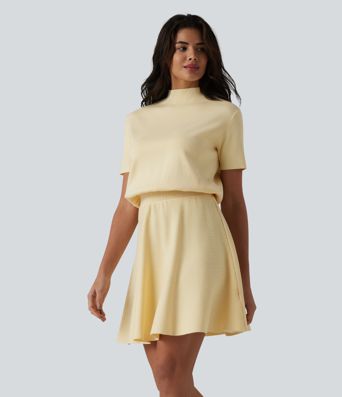 Robe-pull mini évasée à col montant et manches courtes, style décontracté.