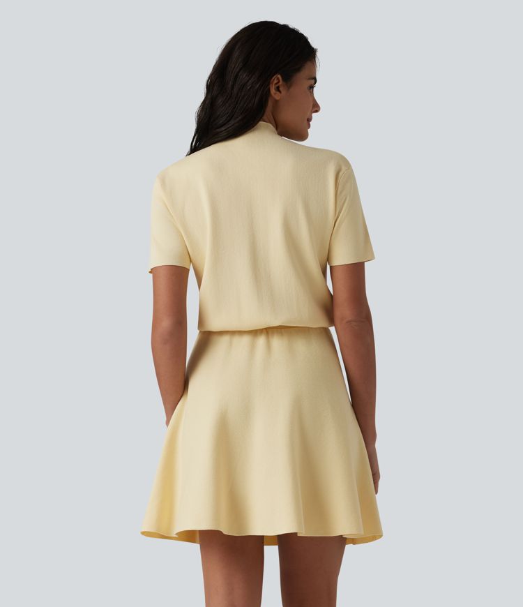 Robe-pull mini évasée à col montant et manches courtes, style décontracté.