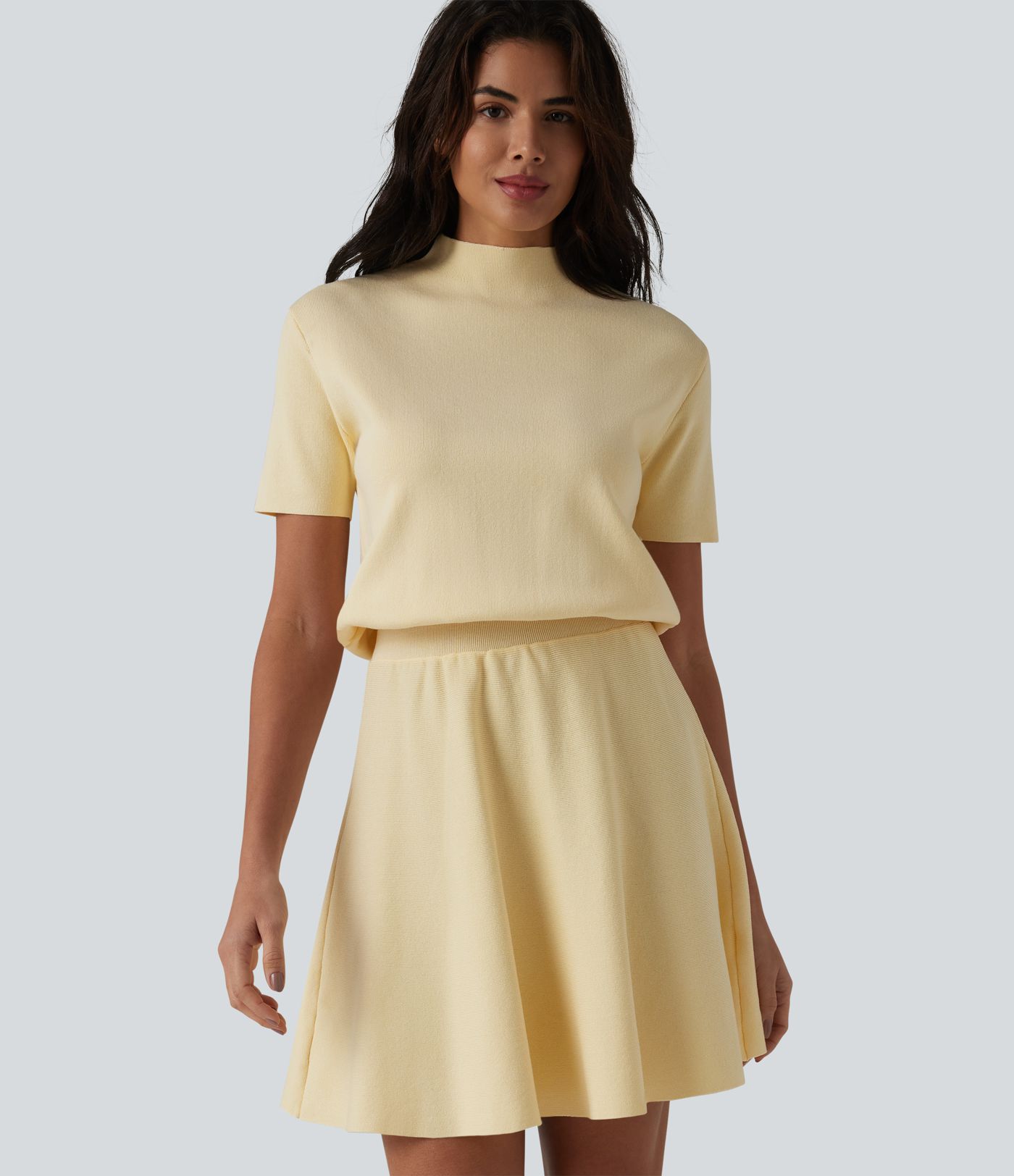 Robe-pull mini évasée à col montant et manches courtes, style décontracté.