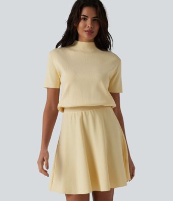 Robe-pull mini évasée à col montant et manches courtes, style décontracté.