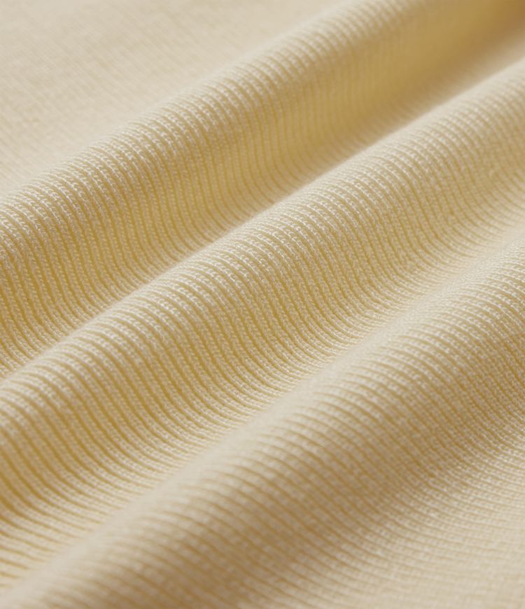 Robe-pull mini évasée à col montant et manches courtes, style décontracté.