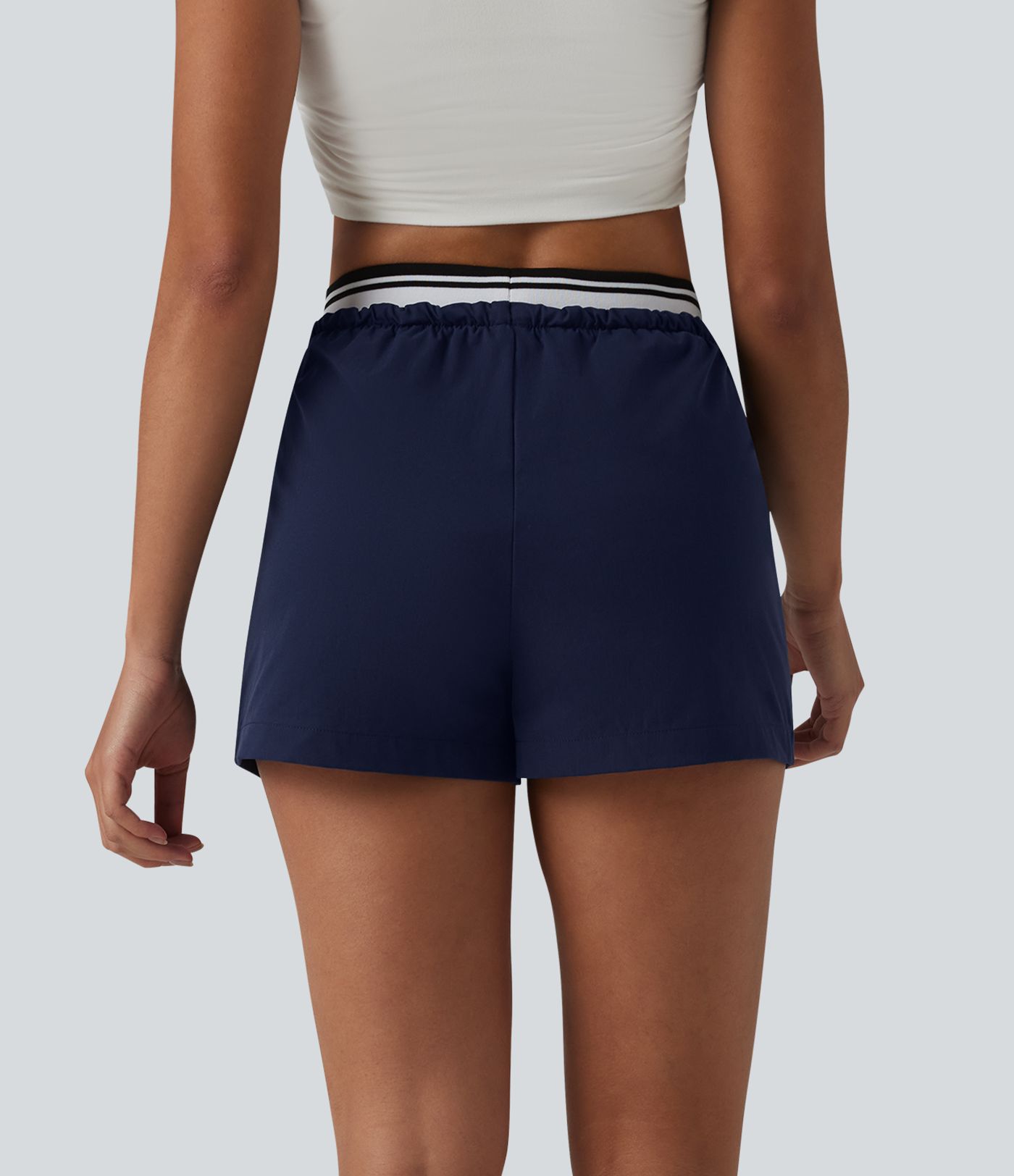 Lässige Shorts aus elastischem Popeline mit mittelhohem Bund, Seitentaschen, Kordelzug und Farbblock