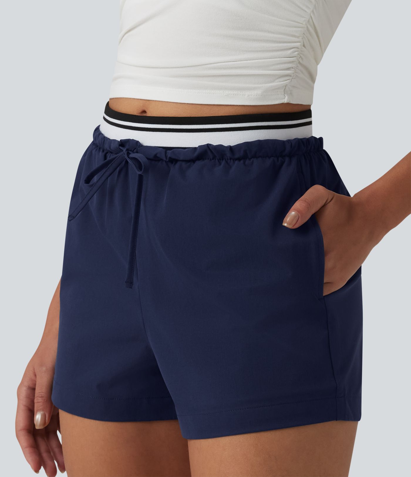 Lässige Shorts aus elastischem Popeline mit mittelhohem Bund, Seitentaschen, Kordelzug und Farbblock