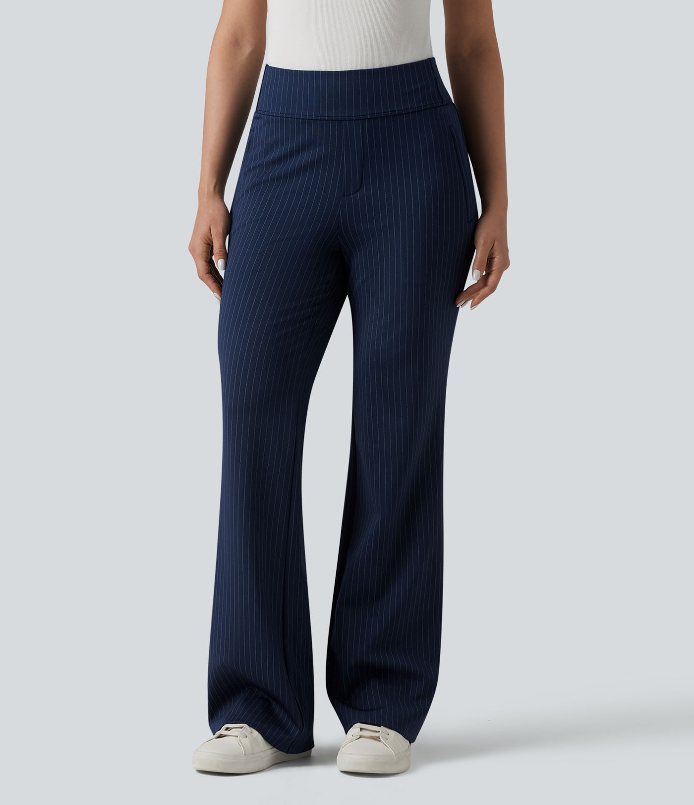 Stoffhose mit mittelhohem Bund, Seitentaschen, Streifen und ausgestelltem Bein