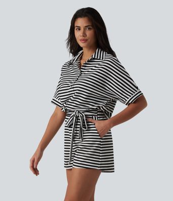 Combinaison-short casual en tissu gaufré rayé à manches mi-longues avec ceinture et poches — Easy Peasy Combinaison-short casual en tissu gaufré rayé à manches mi-longues avec ceinture et poches — Easy Peasy