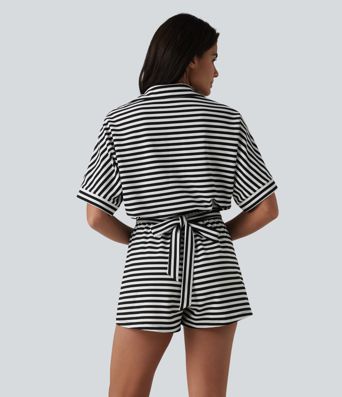 Combinaison-short casual en tissu gaufré rayé à manches mi-longues avec ceinture et poches — Easy Peasy Combinaison-short casual en tissu gaufré rayé à manches mi-longues avec ceinture et poches — Easy Peasy