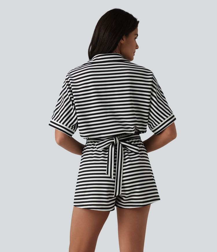 Combinaison-short casual en tissu gaufré rayé à manches mi-longues avec ceinture et poches — Easy Peasy Combinaison-short casual en tissu gaufré rayé à manches mi-longues avec ceinture et poches — Easy Peasy