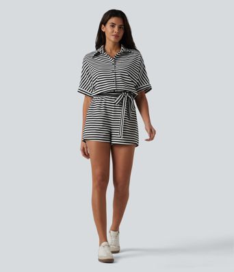 Combinaison-short casual en tissu gaufré rayé à manches mi-longues avec ceinture et poches — Easy Peasy Combinaison-short casual en tissu gaufré rayé à manches mi-longues avec ceinture et poches — Easy Peasy