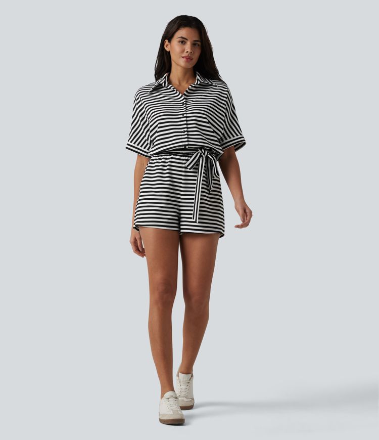 Combinaison-short casual en tissu gaufré rayé à manches mi-longues avec ceinture et poches — Easy Peasy Combinaison-short casual en tissu gaufré rayé à manches mi-longues avec ceinture et poches — Easy Peasy