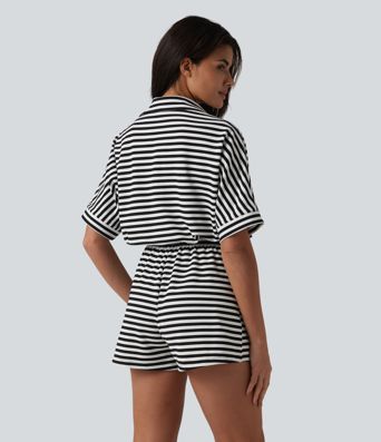 Combinaison-short casual en tissu gaufré rayé à manches mi-longues avec ceinture et poches — Easy Peasy Combinaison-short casual en tissu gaufré rayé à manches mi-longues avec ceinture et poches — Easy Peasy