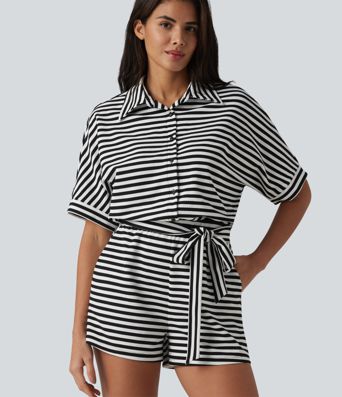 Combinaison-short casual en tissu gaufré rayé à manches mi-longues avec ceinture et poches — Easy Peasy Combinaison-short casual en tissu gaufré rayé à manches mi-longues avec ceinture et poches — Easy Peasy
