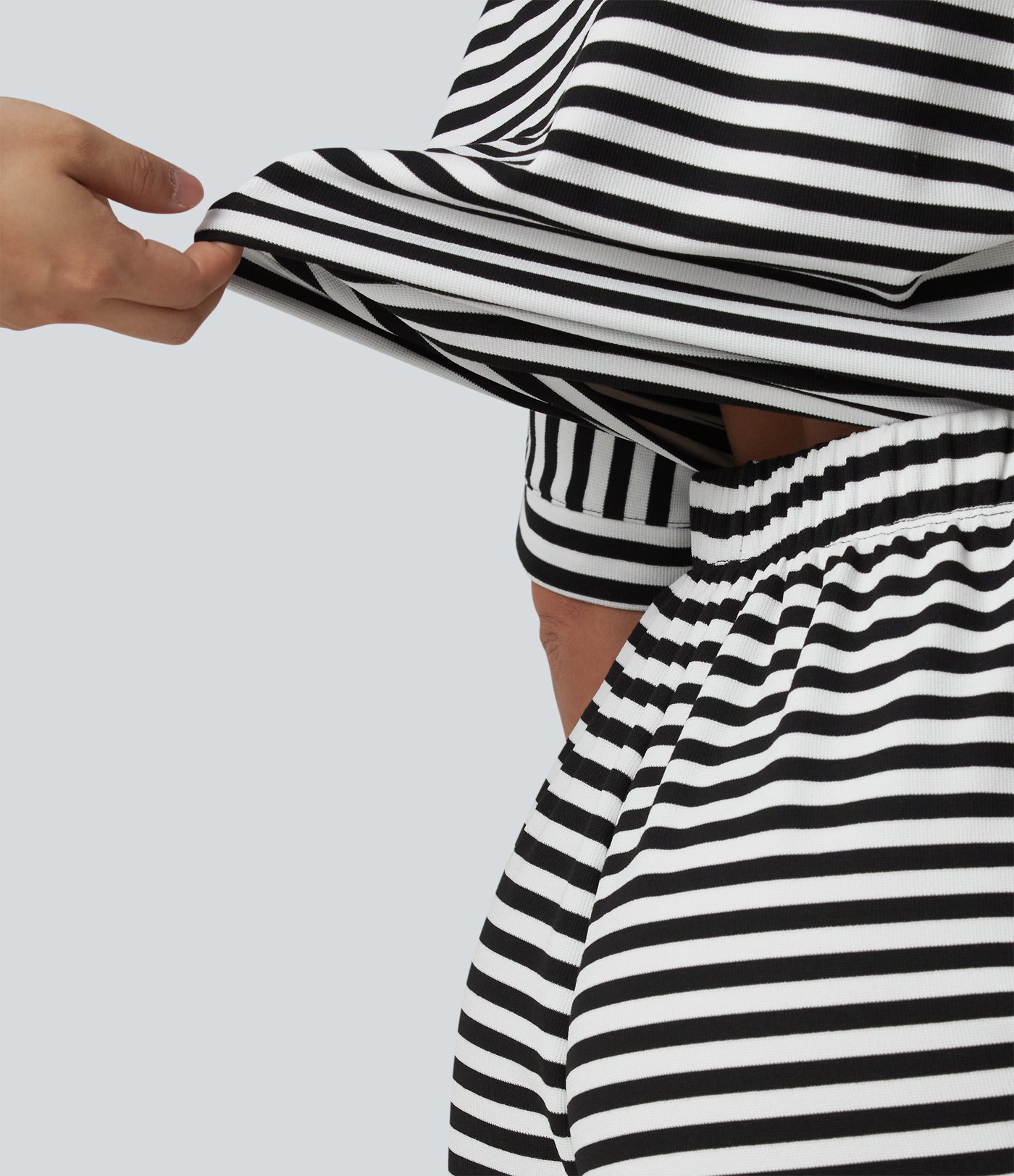 Combinaison-short casual en tissu gaufré rayé à manches mi-longues avec ceinture et poches — Easy Peasy Combinaison-short casual en tissu gaufré rayé à manches mi-longues avec ceinture et poches — Easy Peasy