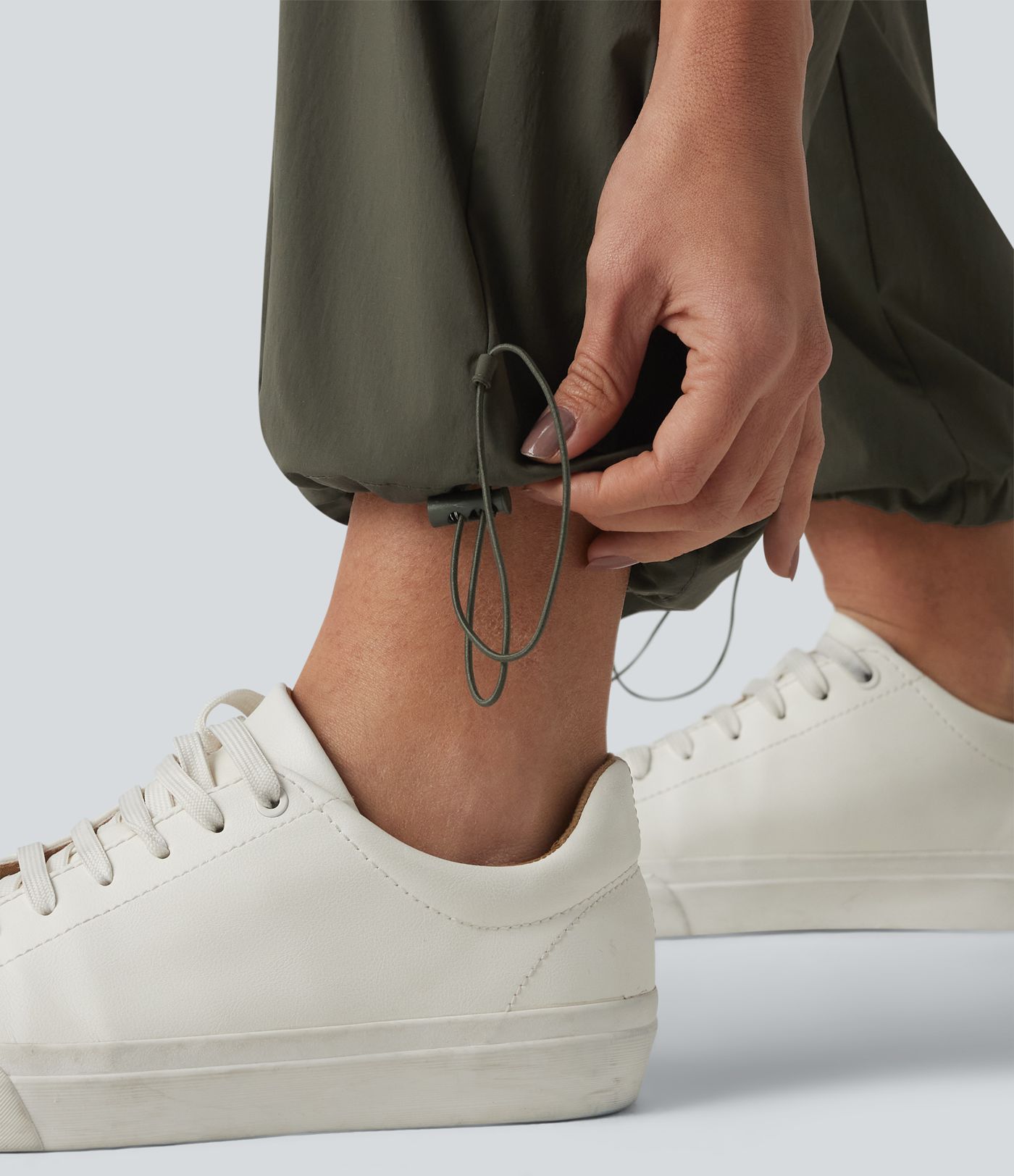 Lässige Cargohose mit mittelhohem Bund, mehreren Taschen, Kordelzug und geradem Bein