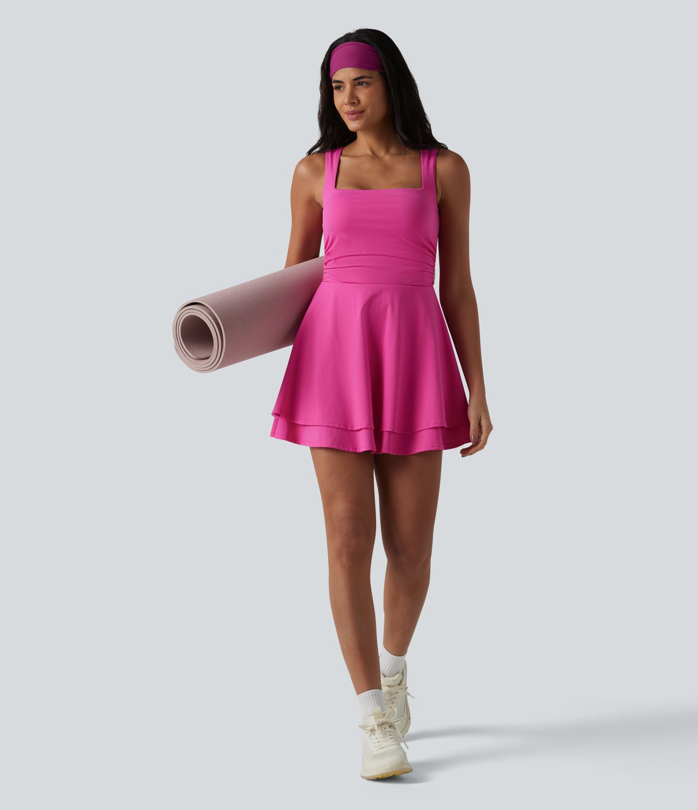 SoftlyZero™ Robe active mini de yoga 2-en-1 superposée, sans manches, col carré aérien, soutien-gorge intégré, InstantCool, poches — Édition Easy Peezy