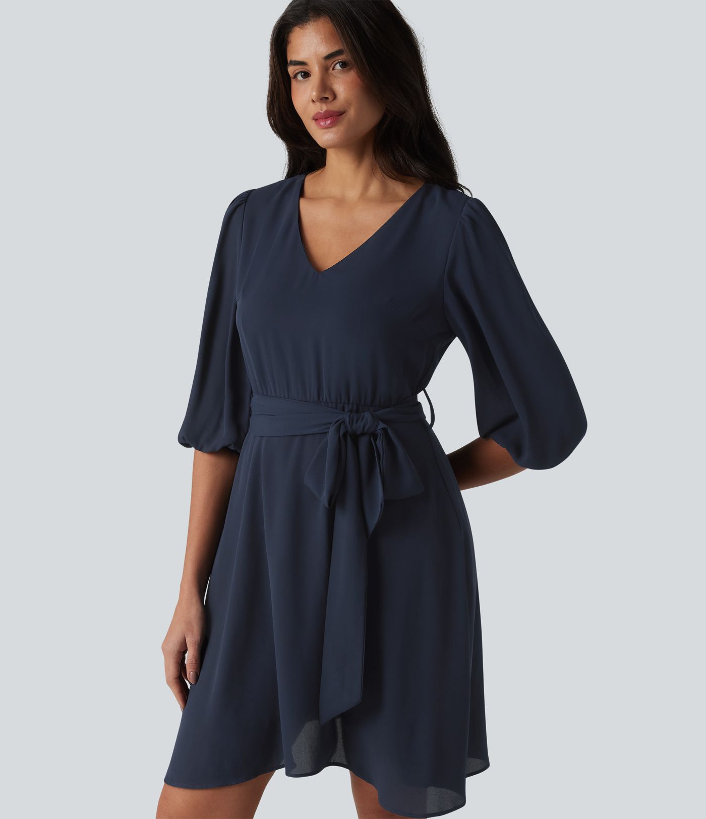 Lässiges Minikleid mit V-Ausschnitt, 3/4-Puffärmeln und Gürtel