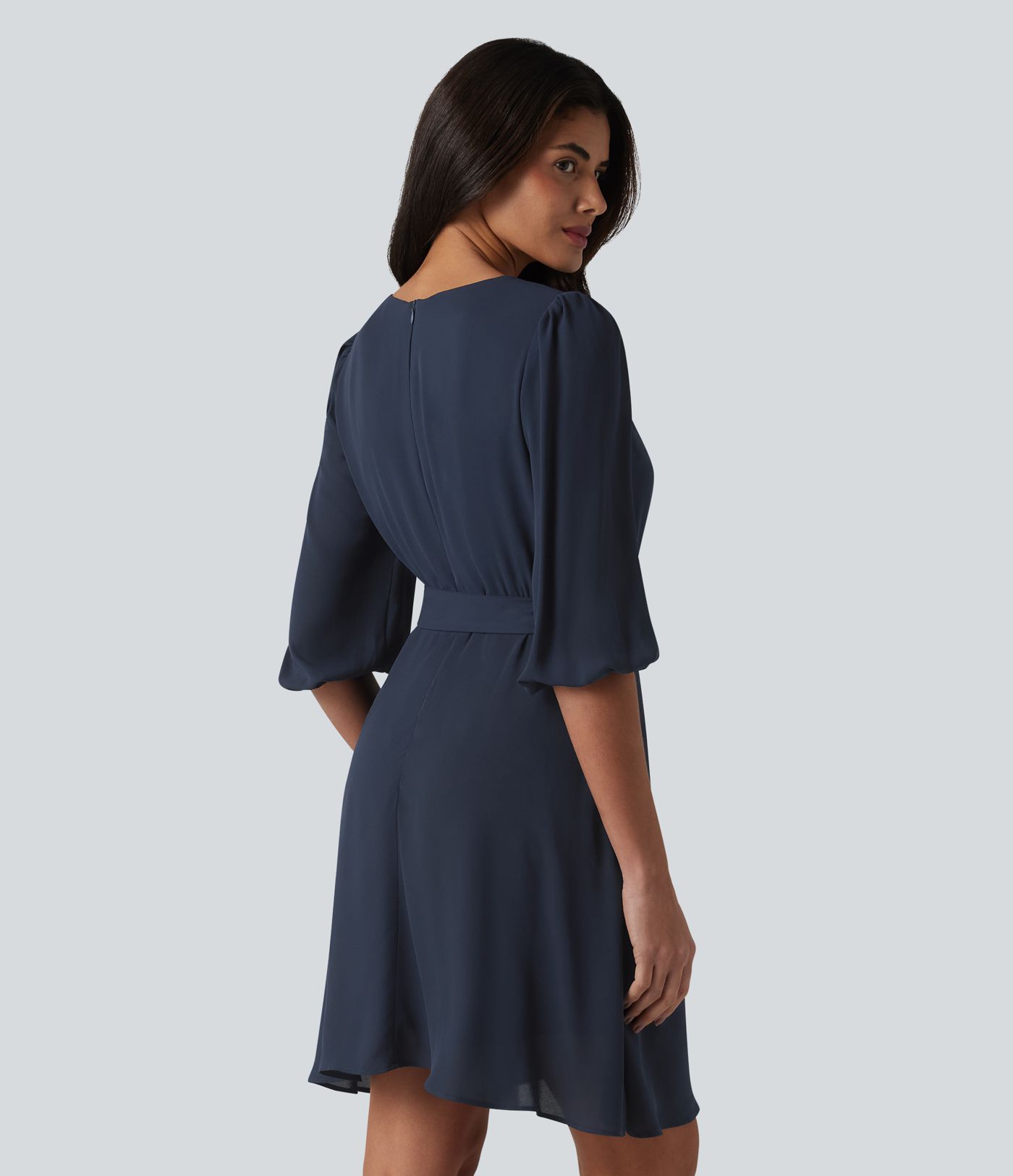 Lässiges Minikleid mit V-Ausschnitt, 3/4-Puffärmeln und Gürtel