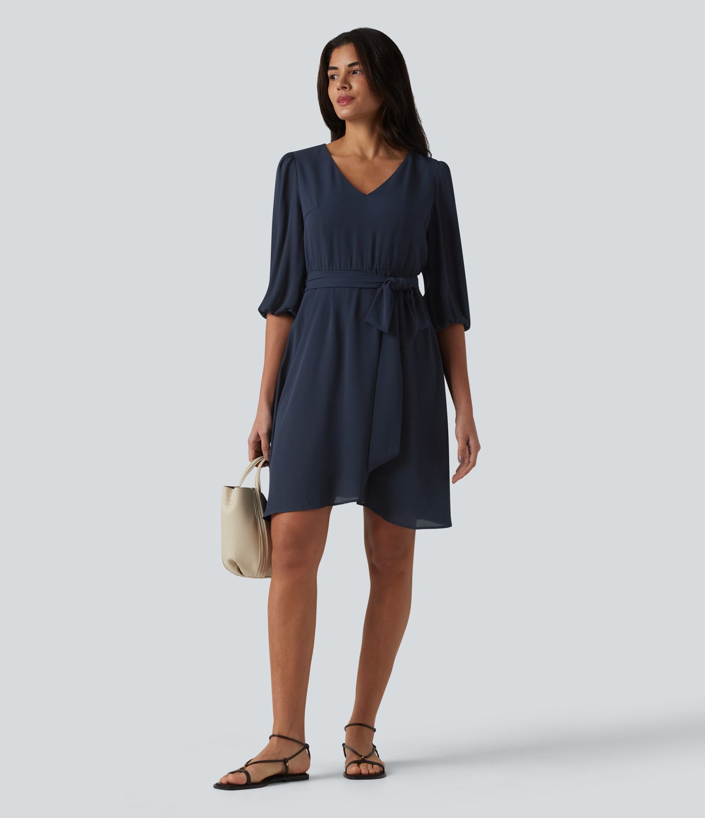 Lässiges Minikleid mit V-Ausschnitt, 3/4-Puffärmeln und Gürtel