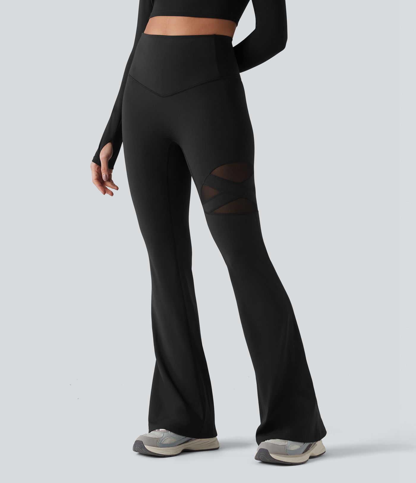 Leggings casual de cintura alta con control del abdomen, malla transpirable, pernera acampanada y bolsillo Leggings casual de cintura alta con control del abdomen, malla transpirable, pernera acampanada y bolsillo