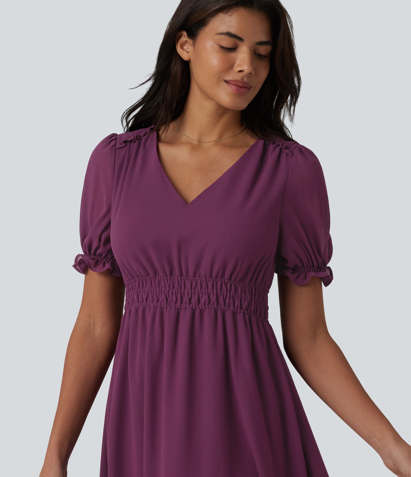 Gerafftes, fließendes Midikleid mit V-Ausschnitt und Puffärmeln