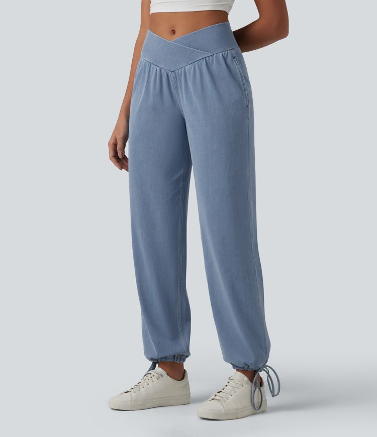 Halara Flex™ - Lässige Denim-Joggers mit mittelhohem Crossover-Bund, Seitentaschen und Kordelzug