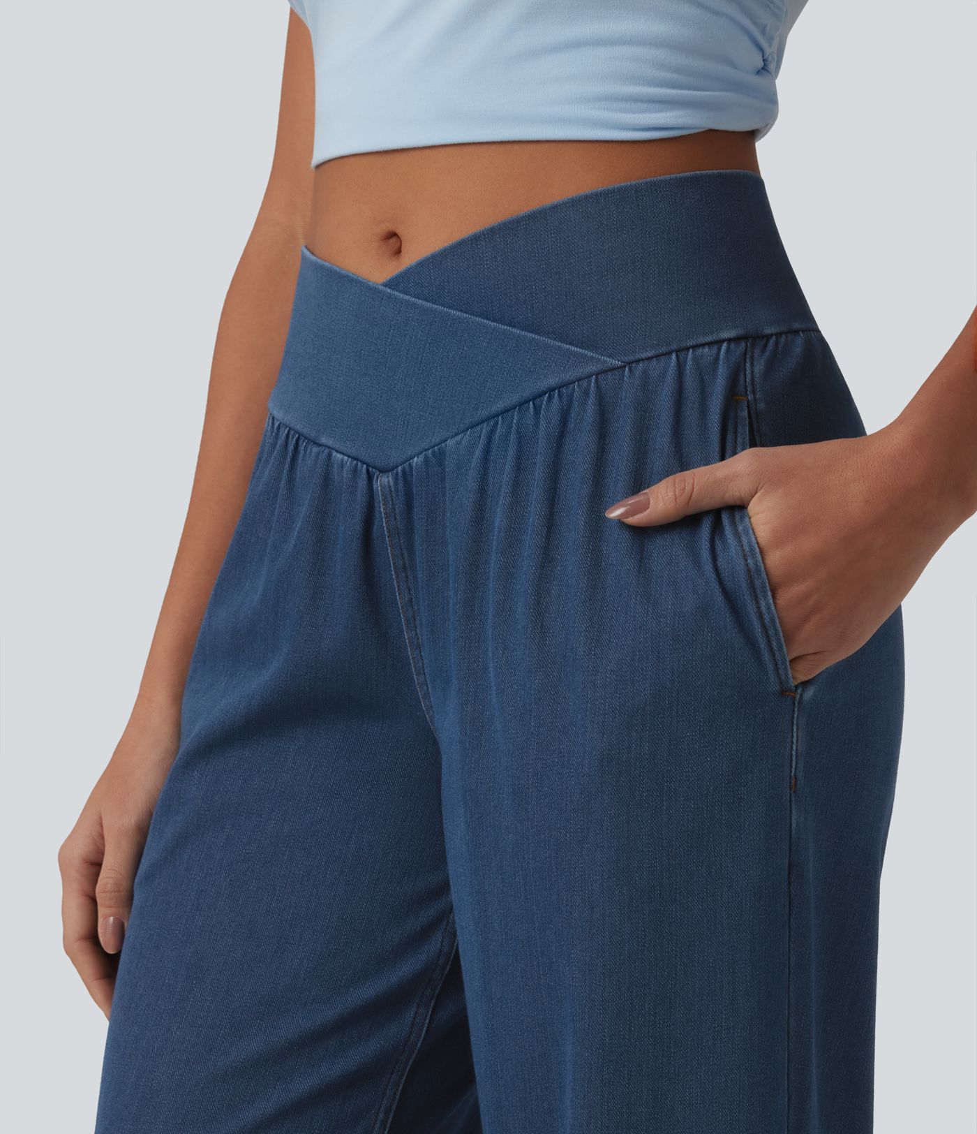 Halara Flex™ - Lässige Denim-Joggers mit mittelhohem Crossover-Bund, Seitentaschen und Kordelzug