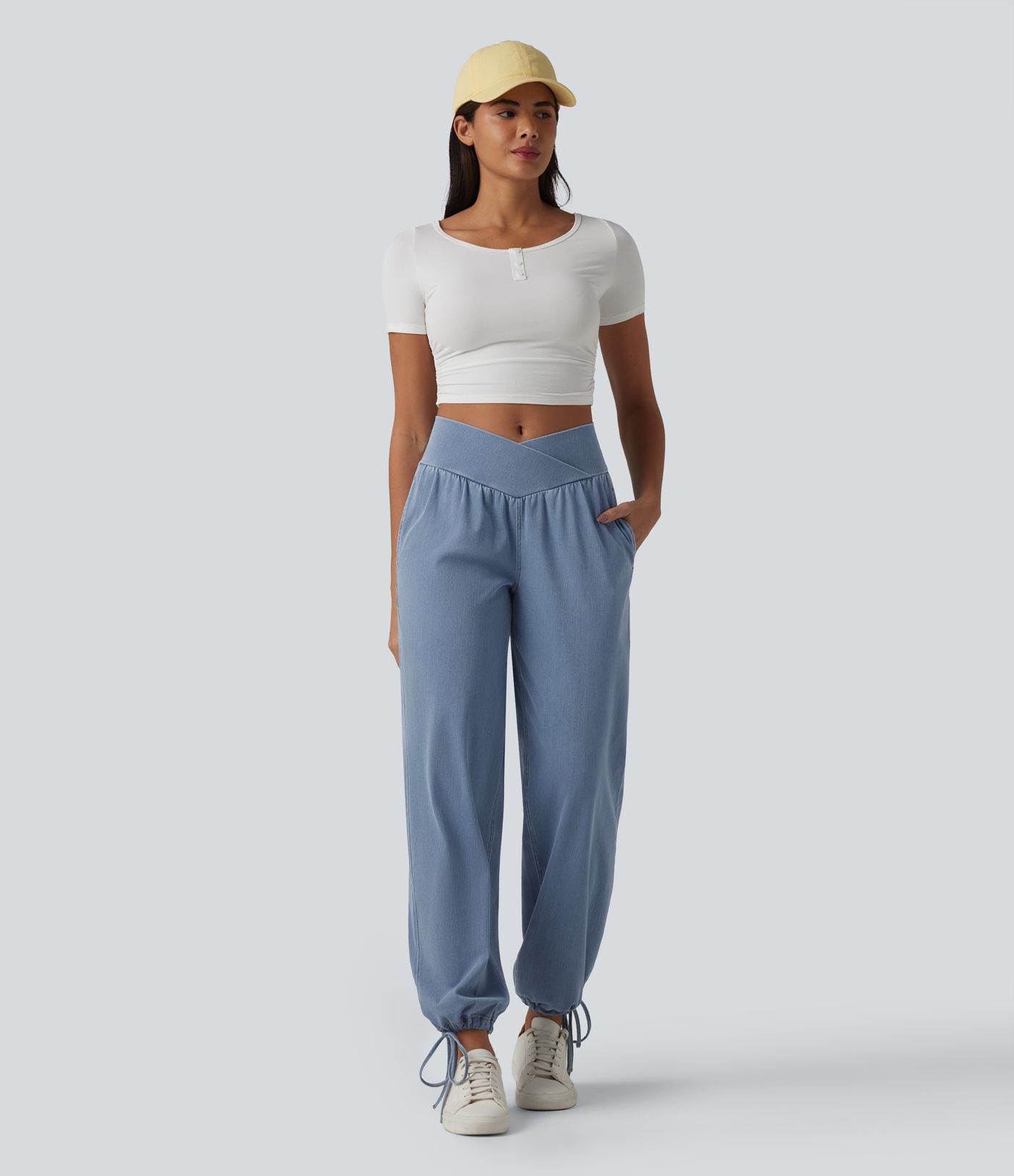 Halara Flex™ - Lässige Denim-Joggers mit mittelhohem Crossover-Bund, Seitentaschen und Kordelzug