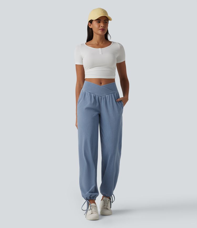 Halara Flex™ - Lässige Denim-Joggers mit mittelhohem Crossover-Bund, Seitentaschen und Kordelzug