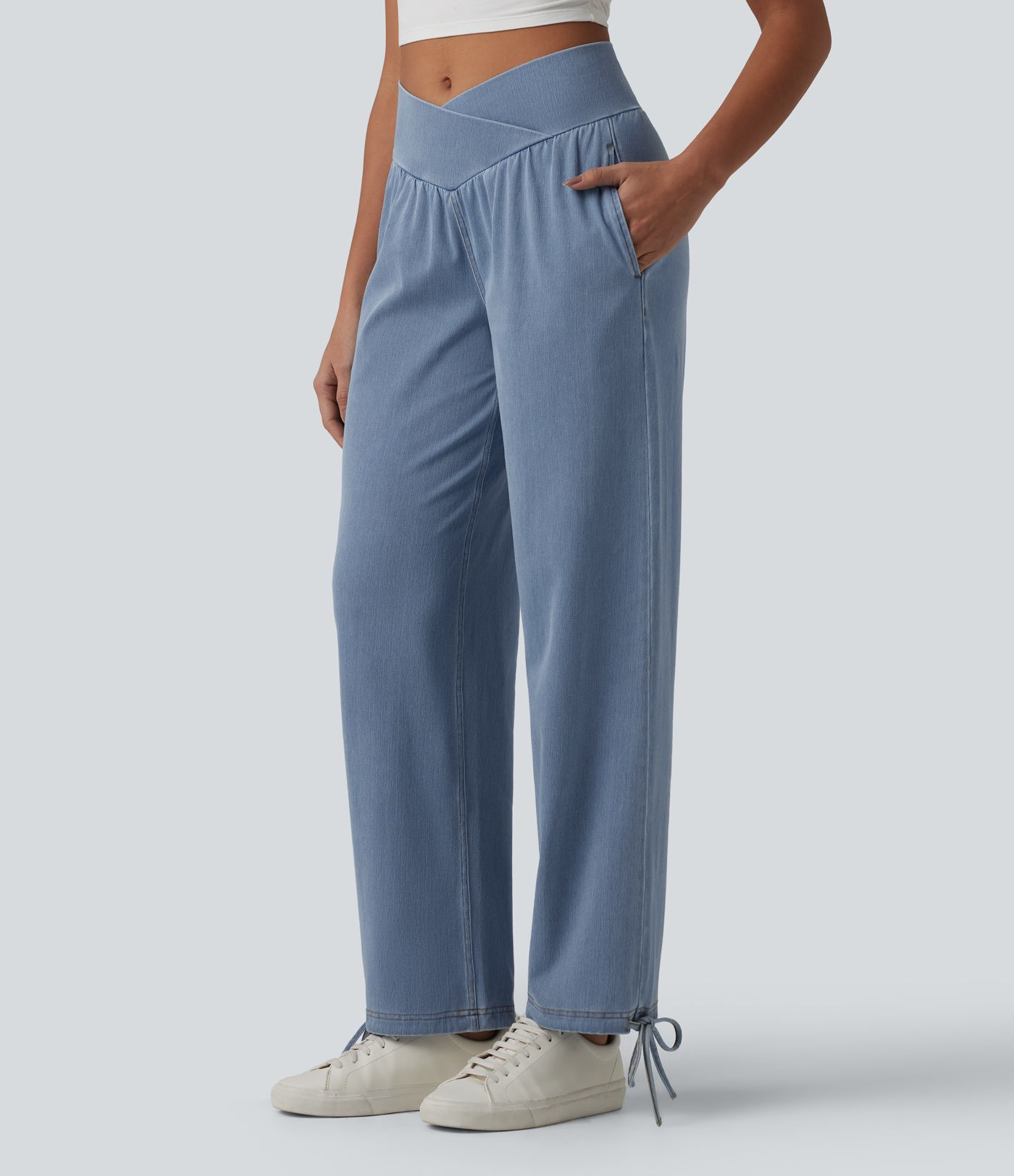 Halara Flex™ - Lässige Denim-Joggers mit mittelhohem Crossover-Bund, Seitentaschen und Kordelzug