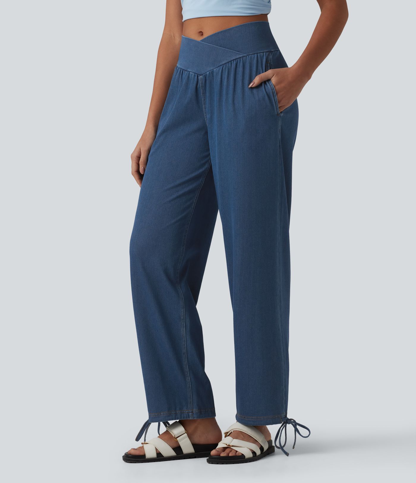 Halara Flex™ - Lässige Denim-Joggers mit mittelhohem Crossover-Bund, Seitentaschen und Kordelzug
