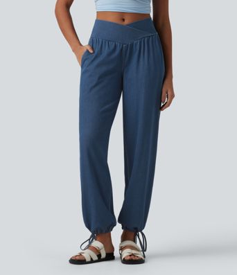 Halara Flex™ - Lässige Denim-Joggers mit mittelhohem Crossover-Bund, Seitentaschen und Kordelzug
